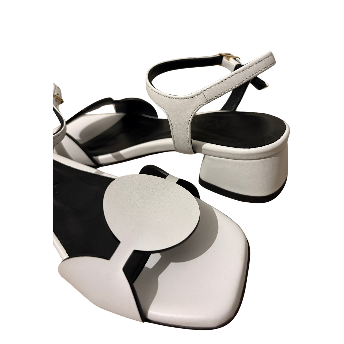 Sandalo Orbita artigianale in pelle bianca
liscia , dettaglio, design geometrico Candana